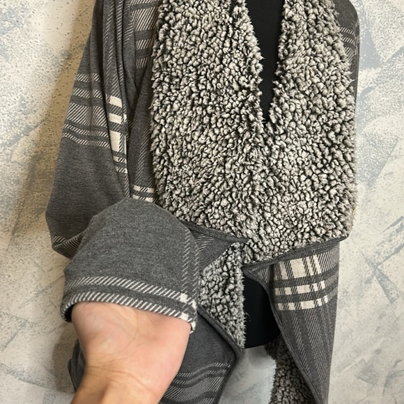 Thread and Supply Gray Plaid Long Sleeve Sweater size M - Picture 2 of 5